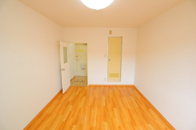 諏訪東生駒ビルの洋室