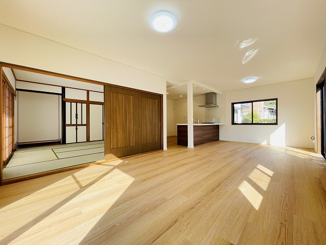 【居間・リビング】 | 糟屋郡新宮町下府７丁目　戸建て | 22帖もあるLDKは、大きめのソファや家具を配置してもゆったりと過ごせるゆとりの空間です