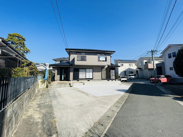【外観】 | 糟屋郡新宮町下府７丁目　戸建て | 並列2台駐車可！
西鉄新宮駅まで徒歩約10分で通勤通学に便利です
