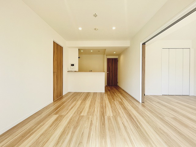 【居間・リビング】 | ダイアパレスグラン・ステージ博多 | 隣の洋室の扉を開放するとLDKはさらにゆったりと感じられます