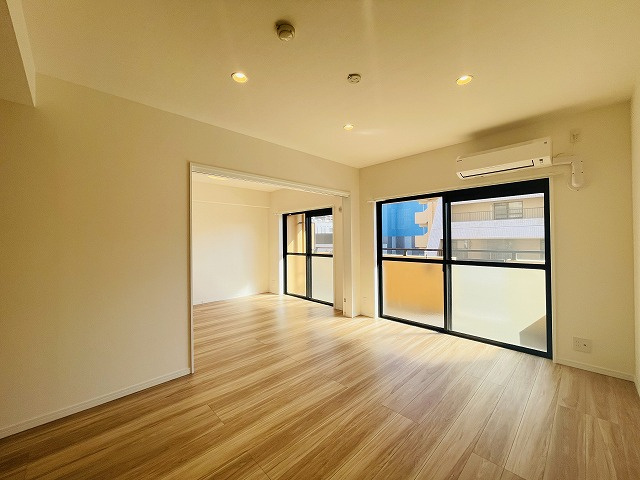 【居間・リビング】 | ダイアパレスグラン・ステージ博多 | リビングにはエアコンが備わっております。