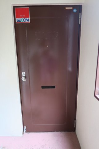 星川ビルの玄関|上野の貸店舗・貸事務所。
「星川ビル」のことなら(株)メイワ・エステートへ