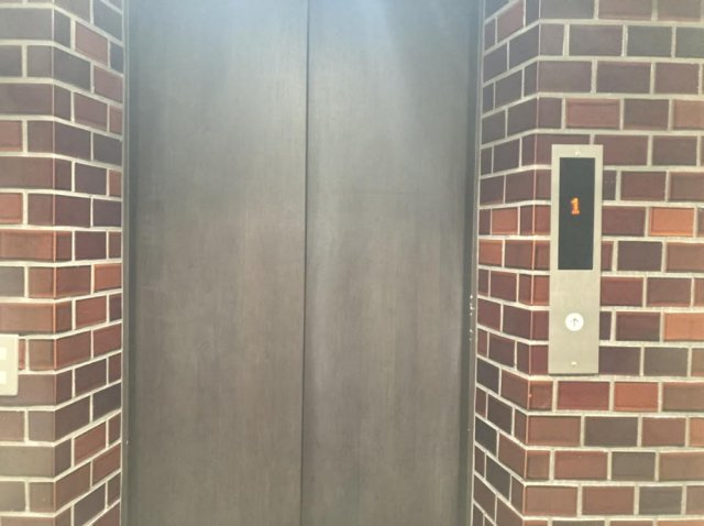 マツダマンションのエントランス