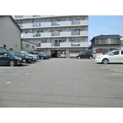 シャルマン平和の駐車場