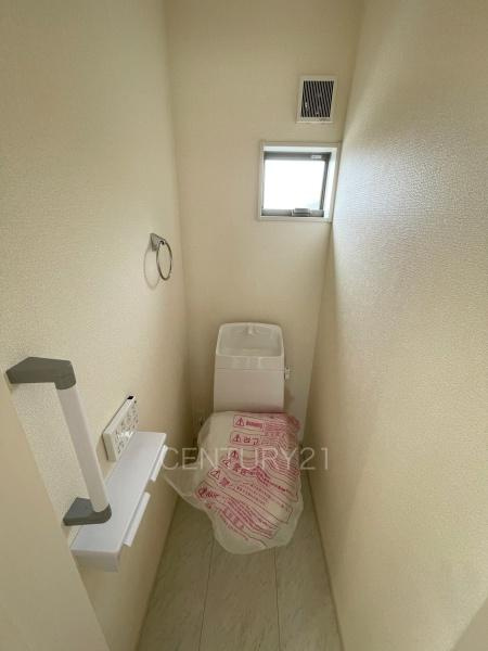 第1伊勢崎国定 2号棟のトイレ|２階トイレです。
温水シャワー洗浄機能付き。
手摺り付きです。