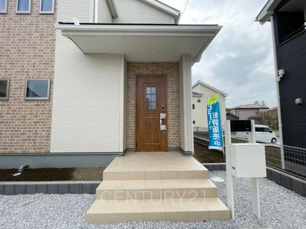 第1伊勢崎国定 2号棟の玄関|スマートキー付きの玄関。
鍵を探すことなくドアの開閉が可能です。
郵便物を守る鍵付きポストです。
インターホンは録画機能付きで防犯面に優れます。
