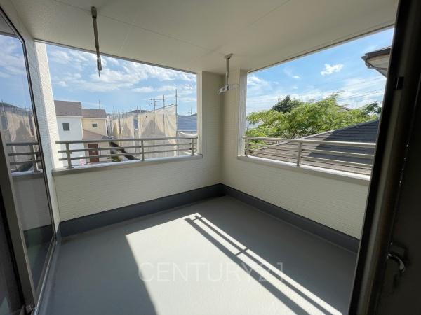 第13吉岡町下野田 1号棟のバルコニー|天井付きバルコニーは急な雨にも安心。
干した洗濯物や布団が外壁に干渉しづらい、天井吊り下げ式の物干し金具付き。