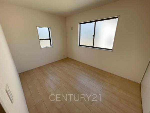 第13吉岡町下野田 1号棟の子供部屋|２面採光の明るい洋室です。