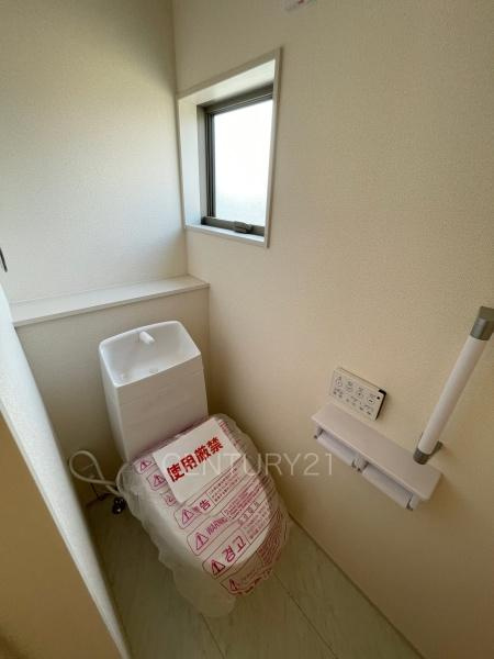 第13吉岡町下野田 1号棟のトイレ|２階トイレです。
温水シャワー洗浄機能付き。
手摺り付きです。