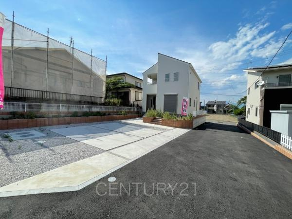 第13吉岡町下野田 1号棟の前面道路含む現地写真|並列駐車可能な駐車場スペースです。