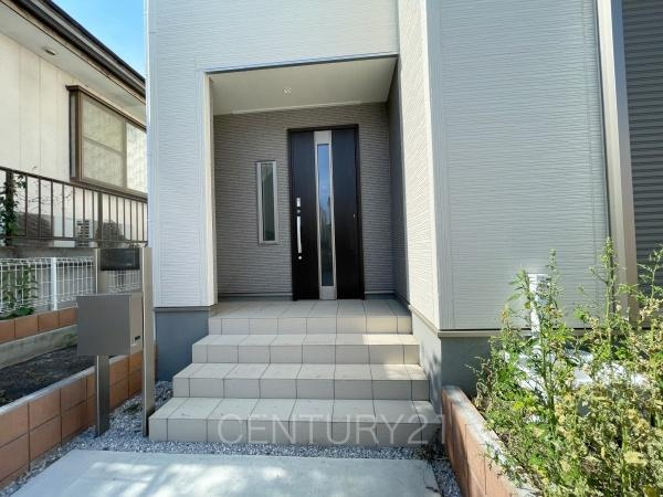 第13吉岡町下野田 1号棟の玄関|スマートキー付きの玄関。
鍵を探すことなくドアの開閉が可能です。
郵便物を守る鍵付きポストです。
インターホンは録画機能付きで防犯面に優れます。