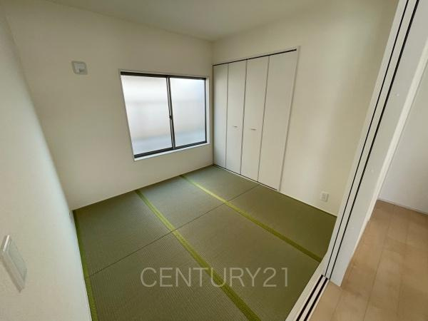 第13吉岡町下野田 1号棟の和室|和室はLDKと続き間で開放感があります。
引き戸で仕切れますので状況に合わせた使い方ができます。