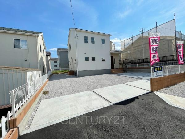 第13吉岡町下野田 2号棟の前面道路含む現地写真|並列駐車可能な駐車場スペースです。