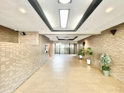 【エントランス】 | エクセランス大野芝 | 流行に左右されず、将来にわたって価値が継続する「上質」な佇まい。親しみやすさといった暮らしを豊かにしてくれる住空間です。