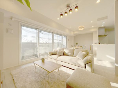 【居間・リビング】 | ビッグカーサ堺しらさぎ駅前casaG | 【家具配置イメージ画像】ラグやソファで雰囲気を変えたりいろんなアレンジが楽しめます！