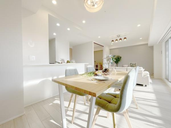 【居間・リビング】 | ビッグカーサ堺しらさぎ駅前casaG | キッチンからはリビングが一望でき、小さい子供さんも目が行き届きますね！