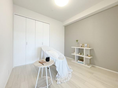 【寝室】 | ビッグカーサ堺しらさぎ駅前casaG | 木目のフローリングが暖かみのある室内に。明るい寝室で心地のいい朝を迎えられそう。