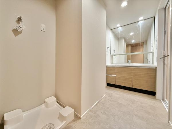 【独立洗面台】 | ビッグカーサ堺しらさぎ駅前casaG | ゆとりの洗面スペースで朝の身支度も快適スムーズに。３面鏡で髪のセットやお化粧もストレスなくこなせ、朝から気分良く通勤通学に向かえそうですね！鏡の裏にはたっぷりと収納スペースを標準装備！