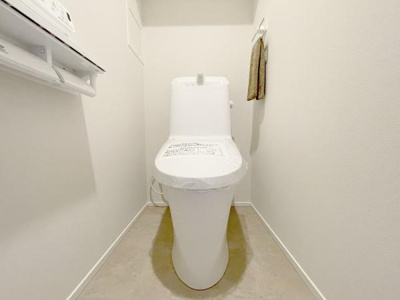 【トイレ】 | ビッグカーサ堺しらさぎ駅前casaG | 節水型でエコなトイレには、今では当たり前のウォシュレット付き。便座を温める機能付き！
タオルフォルダーも付いておりそのまま手洗いもできます。