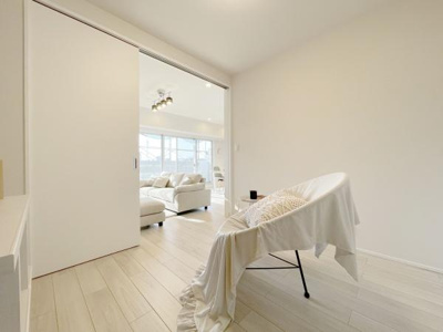 【洋室】 | ビッグカーサ堺しらさぎ駅前casaG | LDKと隣接した洋室4.5帖！扉を開けると開放感あふれる空間に！