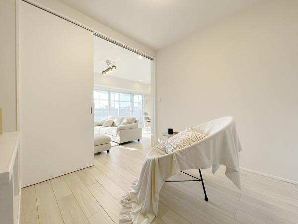 【洋室】 | ビッグカーサ堺しらさぎ駅前casaG | LDKと隣接した洋室4.5帖！扉を開けると開放感あふれる空間に！