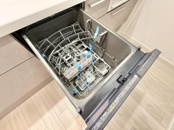 【キッチン】 | ビッグカーサ堺しらさぎ駅前casaG | 食器洗乾燥機付きで家族の食器もピカピカ。後片付けもラクラクこなせて、日々の生活には欠かせない便利設備。環境にもママの手にも優しいのがうれしいですね。