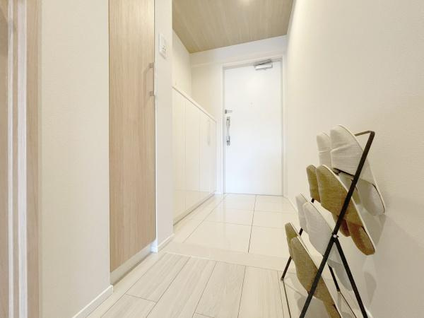 【玄関】 | ビッグカーサ堺しらさぎ駅前casaG | シューズボックスもあるので、靴がたくさんあっても安心！気持ちの良い朝は、毎日ここからスタートしていきます♪