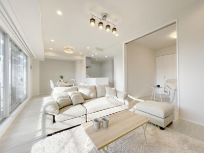 【居間・リビング】 | ビッグカーサ堺しらさぎ駅前casaG | ここにはみんなが集い、食事と楽しい会話が始まる。話に夢中になりすぎて、ついつい時を忘れてしまう。そんな束の間の幸せを感じさせてくれる場所。