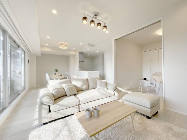 【居間・リビング】 | ビッグカーサ堺しらさぎ駅前casaG | ここにはみんなが集い、食事と楽しい会話が始まる。話に夢中になりすぎて、ついつい時を忘れてしまう。そんな束の間の幸せを感じさせてくれる場所。