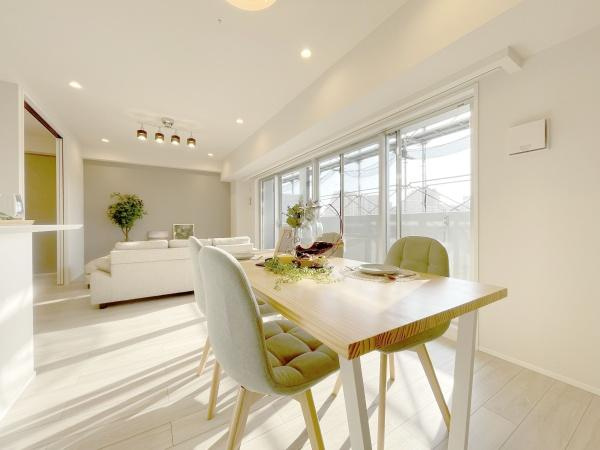 【居間・リビング】 | ビッグカーサ堺しらさぎ駅前casaG | 室内にいても、たっぷりの陽光と爽やかな風を感じて頂けます！
ご家族と穏やかに過ごす、心地の良い時間が流れます。