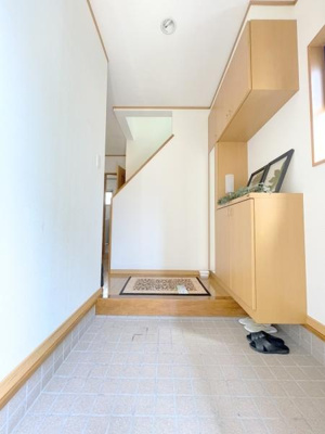 【玄関】 | 三郷市戸ケ崎4丁目戸建 | 大型収納付きの綺麗な玄関♪お家の顔をいつもスッキリ清潔に♪