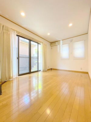 【洋室】 | 三郷市戸ケ崎4丁目戸建 | 7.5帖と広くゆとりのある寝室です♪大きいベッドなどの配置も簡単♪