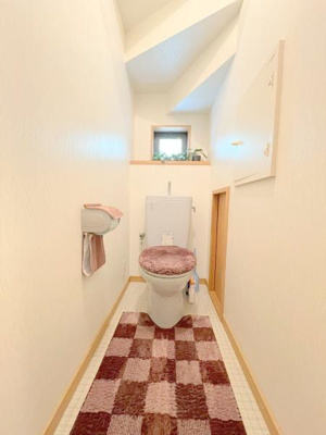 【トイレ】 | 三郷市戸ケ崎4丁目戸建 | トイレは上下階に1つずつあり、朝の忙しい時間帯でもスムーズにご利用いただけます♪