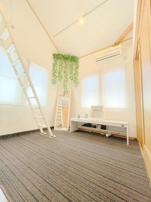 【洋室】 | 三郷市戸ケ崎4丁目戸建 | リビング横の洋室です♪リビングと繋げて利用してもOK♪天井が高く開放感があります♪