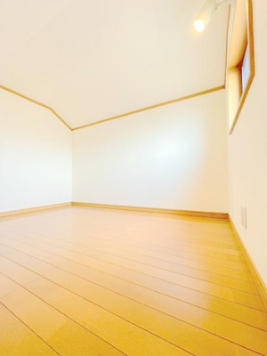 【内装】 | 三郷市戸ケ崎4丁目戸建 | 収納や趣味に大活躍のロフト♪木の温もりを感じる落ち着く空間♪