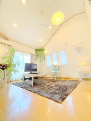 【居間・リビング】 | 三郷市戸ケ崎4丁目戸建 | 陽光が注ぐ心地よいリビング♪家族の会話が弾む開放的な空間♪