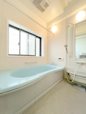 【浴室】 | 三郷市戸ケ崎4丁目戸建 | 窓付きで換気もバッチリ♪広々とした浴槽で1日の疲れを癒やしてください♪