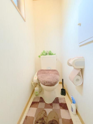 【トイレ】 | 三郷市戸ケ崎4丁目戸建 | 清潔感あふれる温水洗浄便座♪小窓付きで明るく爽やかな空間♪