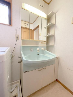 【独立洗面台】 | 三郷市戸ケ崎4丁目戸建 | 朝の準備もスムーズな三面鏡付き洗面台♪収納豊富で使い勝手◎♪