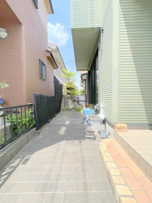 【その他】 | 三郷市戸ケ崎4丁目戸建 | ベビーカーも置きやすいゆとりのアプローチ♪毎日を心地よく♪