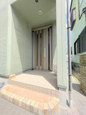 【玄関】 | 三郷市戸ケ崎4丁目戸建 | ベビーカーも置きやすいゆとりのアプローチ♪毎日を心地よく♪