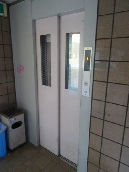 平和マンションのエントランス|★エレベーター完備です★