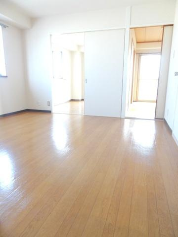 平和マンションの居間・リビング|★リビングから玄関側へ★