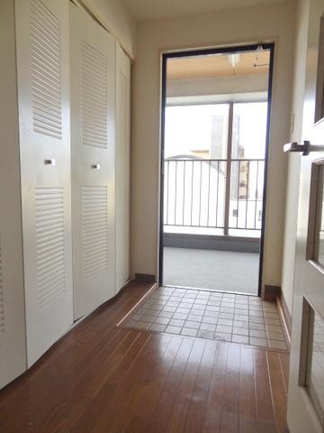 平和マンションの玄関