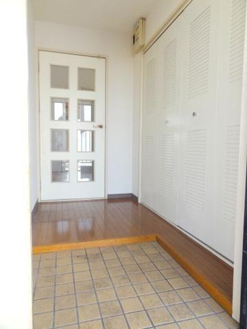 平和マンションの玄関