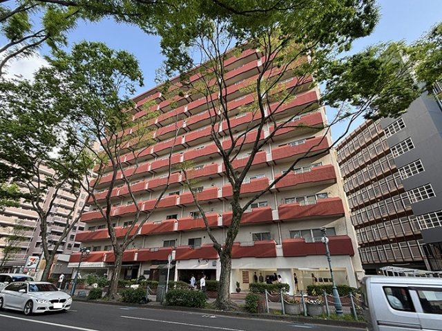 【外観】 | 赤坂エクセル☆仲介手数料無料☆ | 都会のオアシスとして愛される「けやき通り」に面した、風格漂う分譲マンション。四季折々の表情を見せる並木道を散策しながら、天神エリアへも徒歩・バスで自在にアクセス。