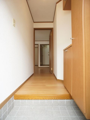 【玄関】 | サンハイツ | 1階玄関！たくさん収納できるシューズボックスが付いています♪