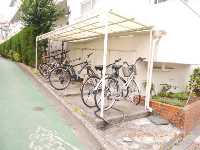 【駐輪場】 | マンション大塚 | 屋根付きの駐輪場となっていますので、雨の日でも大切な自転車が濡れずに済みます。