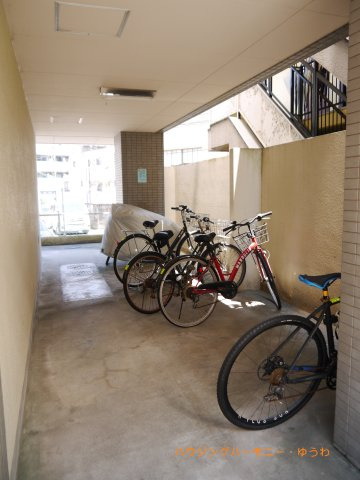 【その他共用部分】 | アメニティ大塚 | 敷地内に、屋根付き専用駐輪場