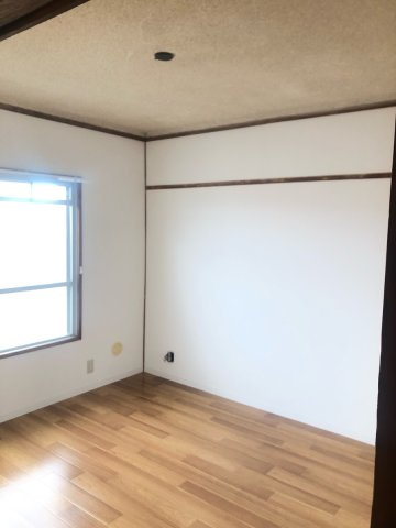 井上ハイツの洋室|落ち着いた色調の洋室です